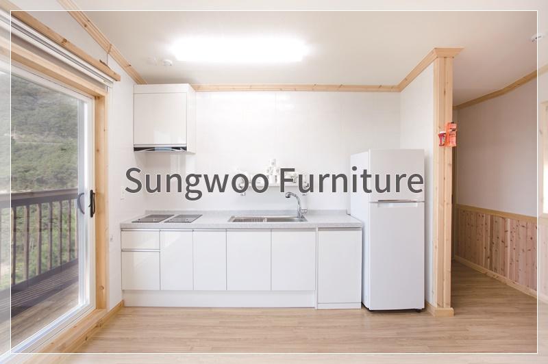 유리 슬라이딩 도어와 목재 마감이 주는 아늑함