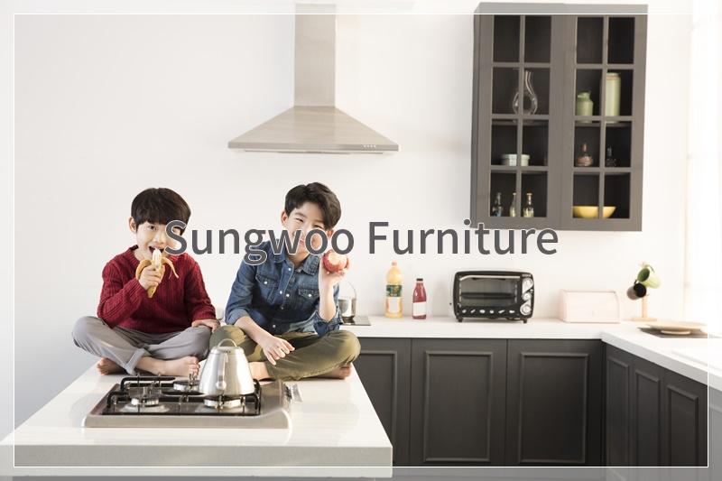 깊이감 있는 네이비 컬러 가구와 화이트 상판의 만남