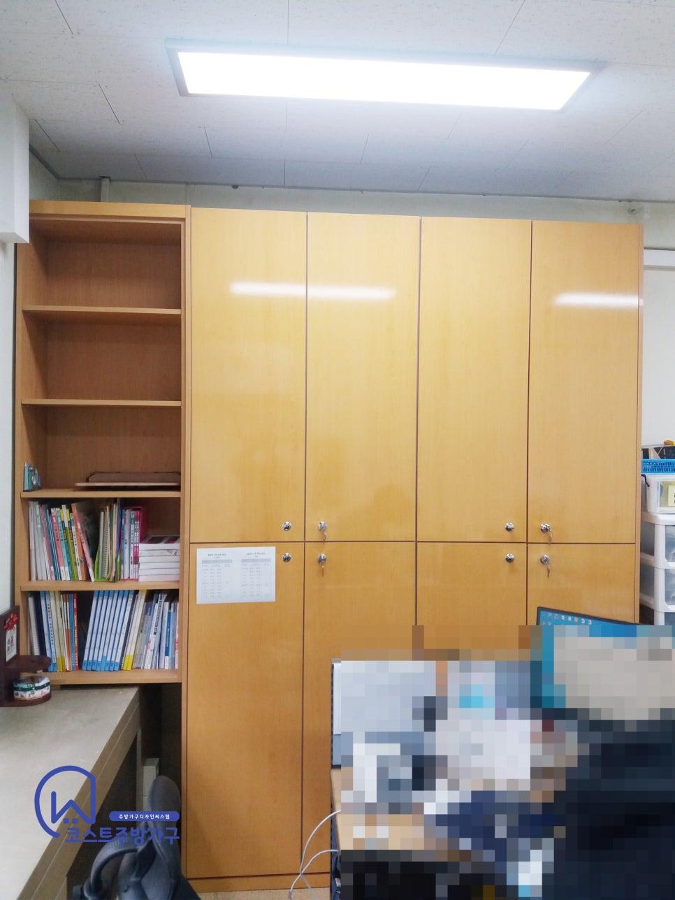 노란빛 목재 붙박이장과 서재용 책장이 놓인 공간