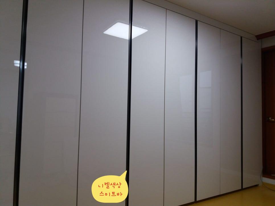 흰색 유리 슬라이딩 도어로 마감된 시공 후 모습