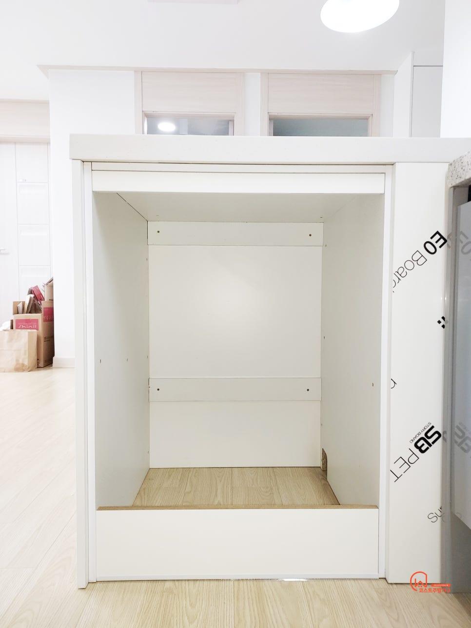 흰색 수납장 구조물이 설치되고 있는 시공 과정
