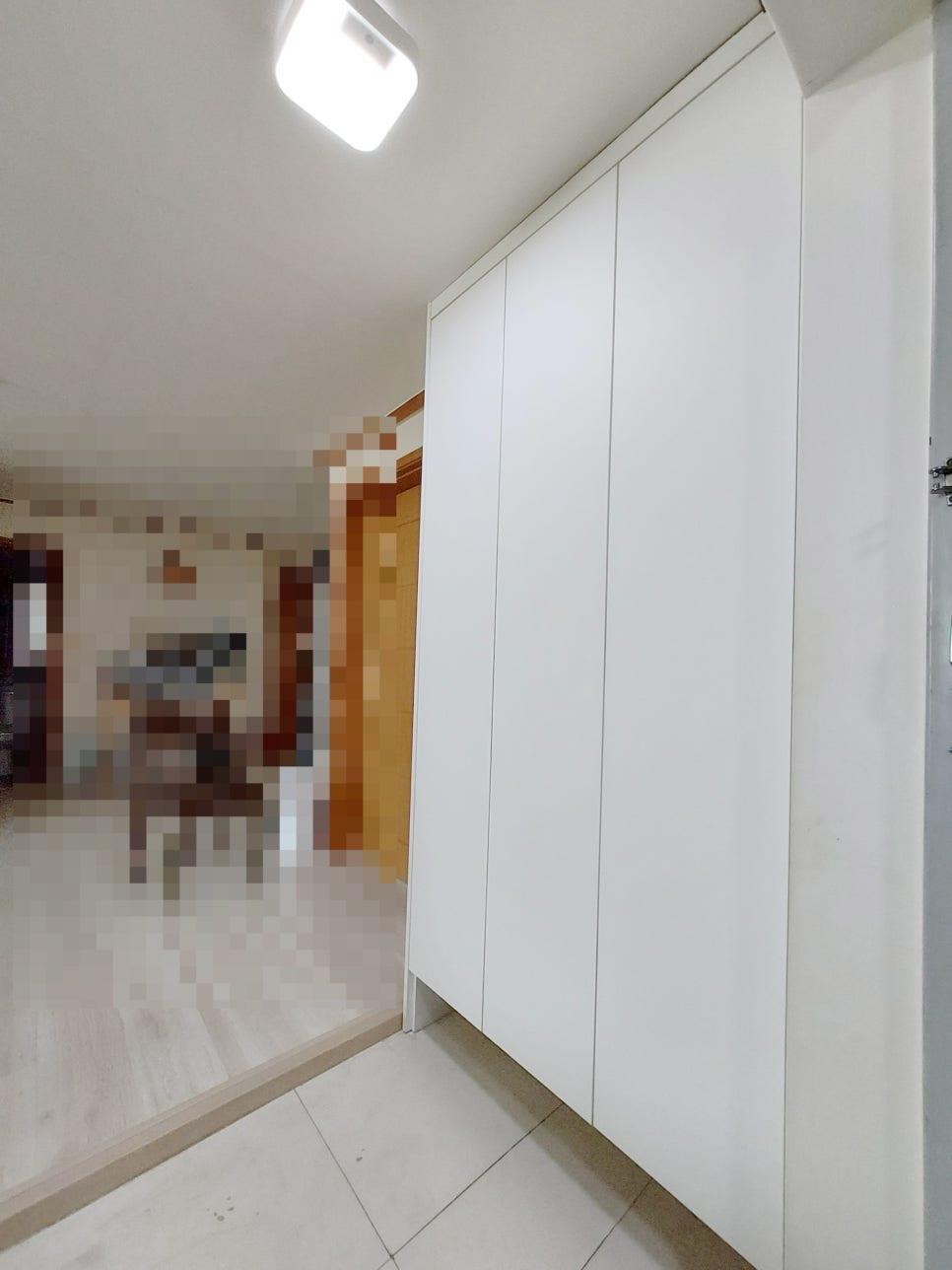 수납장이 설치되고 있는 복도의 시공 과정