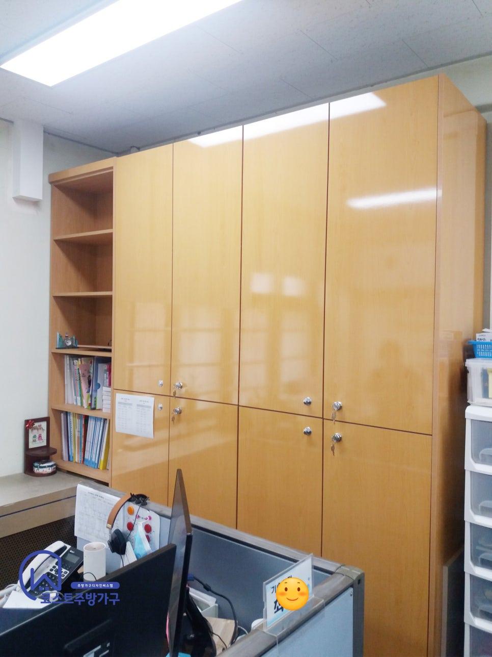 사무실 내부에 설치된 큰 수납장과 책장