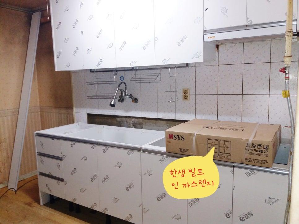 흰색 캐비닛과 타일 벽이 보이는 주방 공사 과정