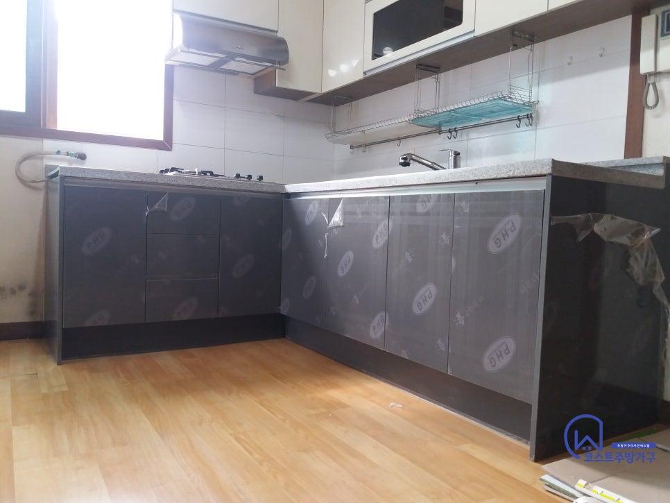 화이트 상부장과 진회색 하부장을 함께 본 주방 전경