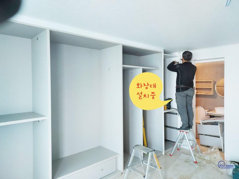 수납장 설치와 조명 배선을 확인하며 작업 중인 드레스룸 내부