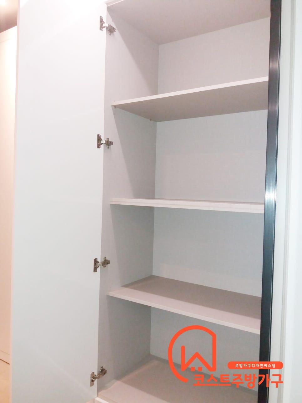 템포 경첩으로 지지력을 높인 수납장 내부의 상세 모습