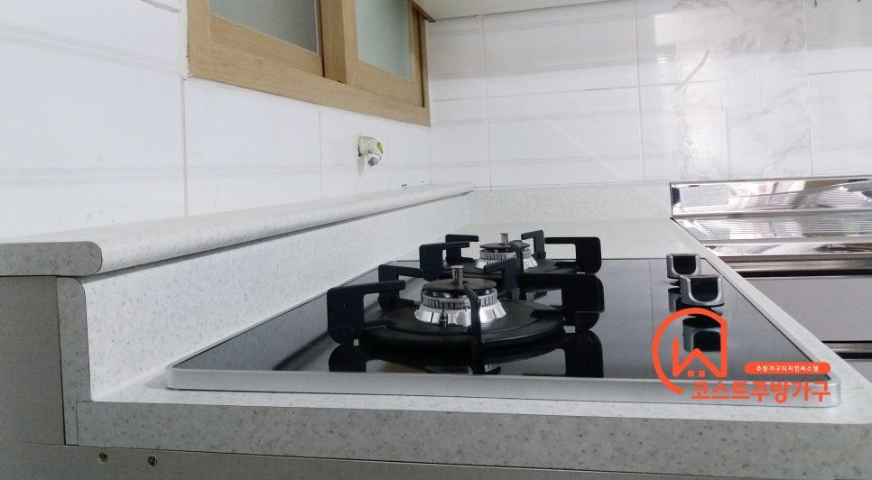 흰색 타일 벽면과 회색 상판이 만나는 지점