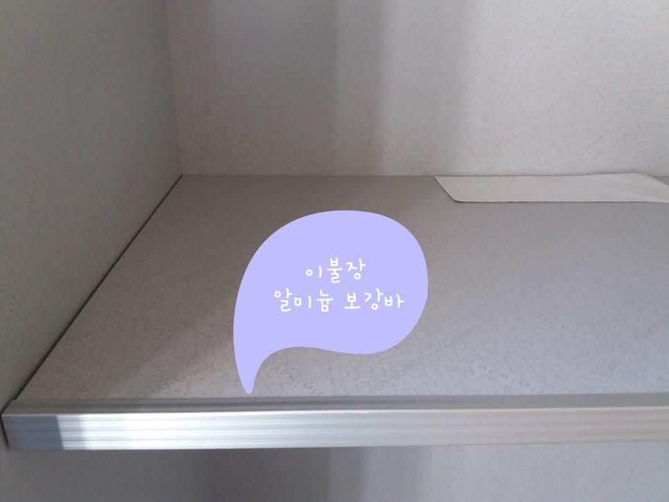 회색 상판 위에 보라색 텍스트가 배치된 인테리어 포인트