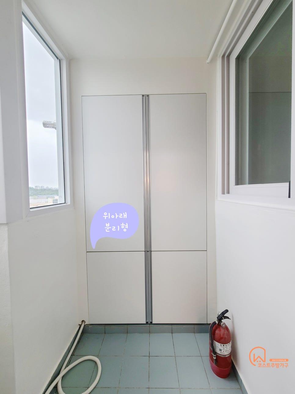 흰색 도어와 창호가 설치된 발코니