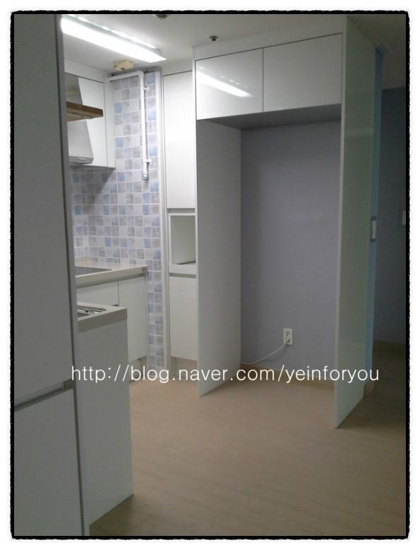가구와 타일이 설치되고 있는 주방 시공 과정