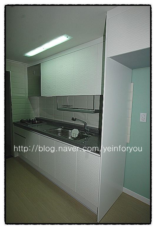 회색 텍스처 가구와 검은색 석재 싱크대