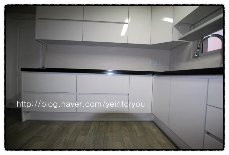 블랙 상판과 화이트 가구의 모던한 대비