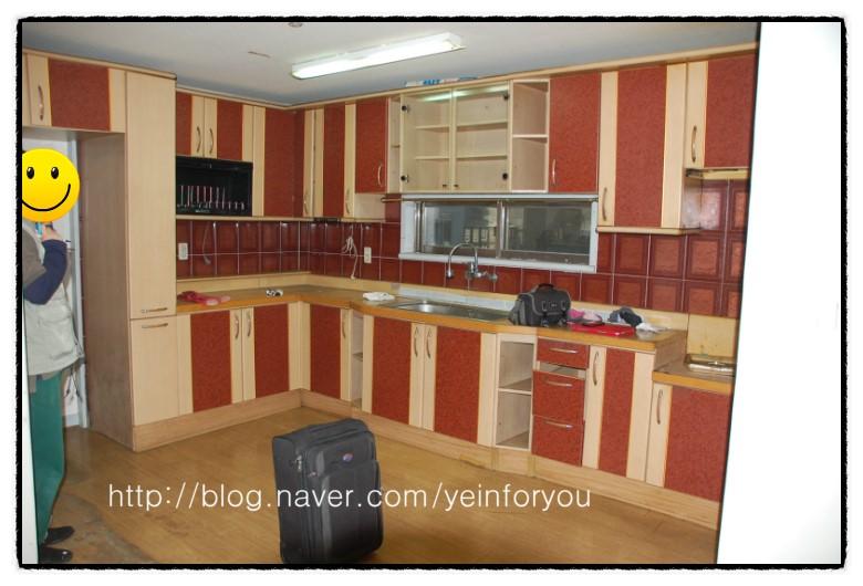 빨간색과 베이지색 캐비닛이 배치된 주방 시공 초기 모습