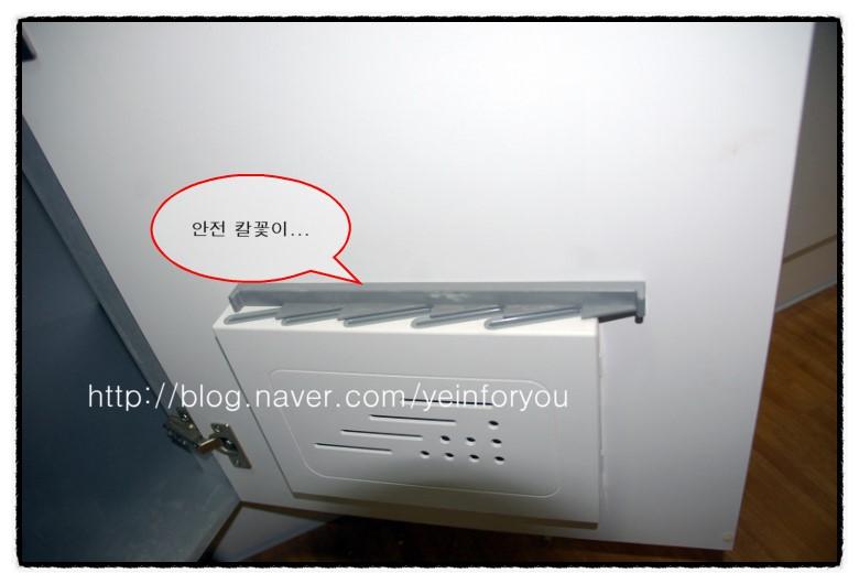 흰색 벽면의 전기 박스와 금속 핀 디테일