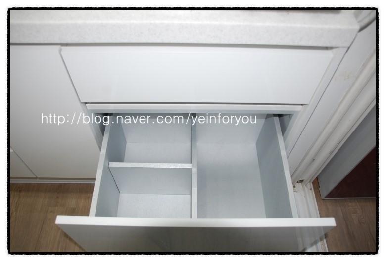 분할판이 설치된 화이트 서랍 내부 디테일