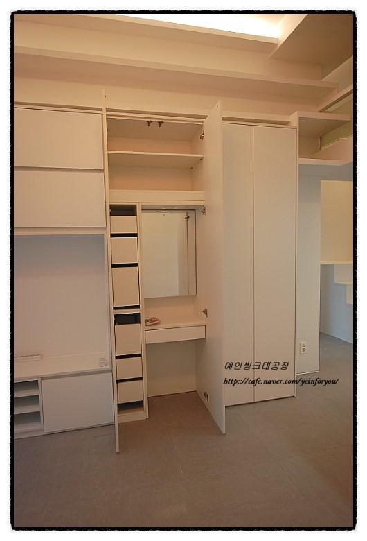 화장대로도 활용 가능한 서랍 공간