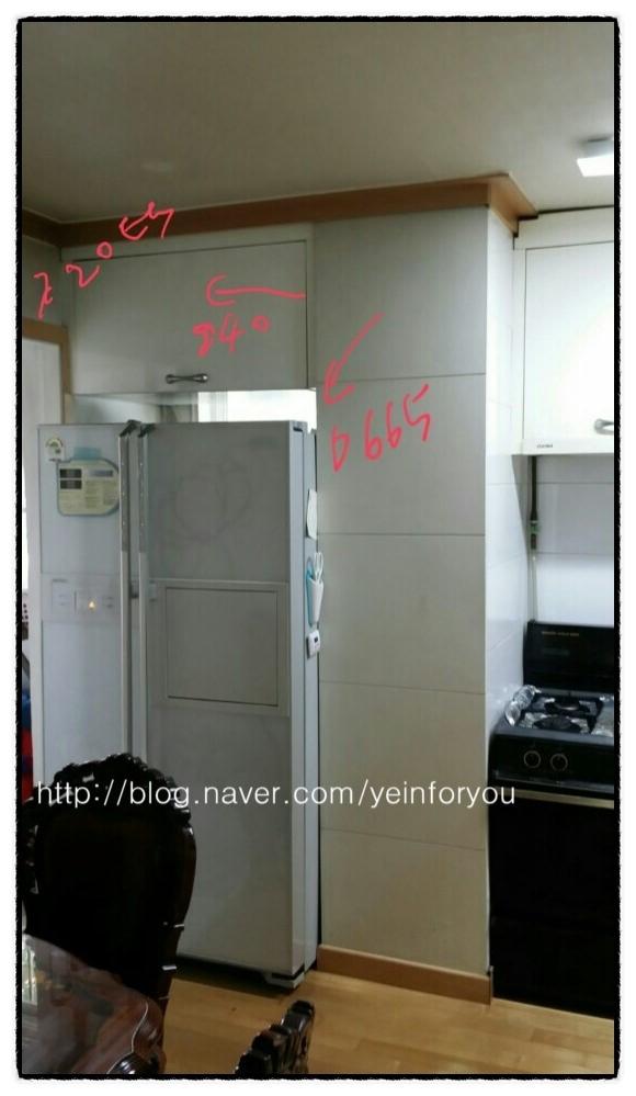 정돈된 가전과 수납장이 돋보이는 주방 공간