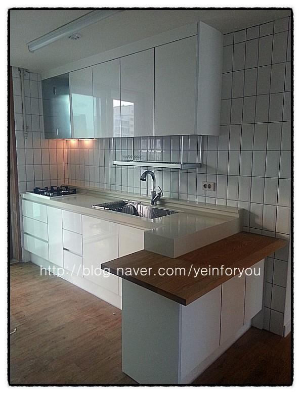 화이트 가구와 나무 톤 상판이 주는 포근함