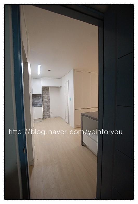 베이지 수납장과 회색 상판의 아늑한 조합
