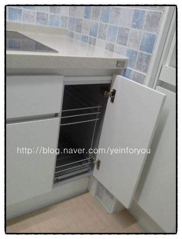 내부 랙 구성이 보이는 주방 수납장 시공 모습