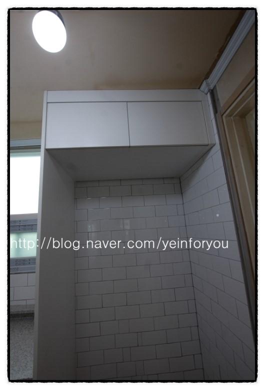화이트 상판과 타일로 완성된 깨끗한 주방 공간