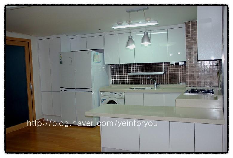 브라운 타일과 화이트 가구가 조화를 이룬 주방