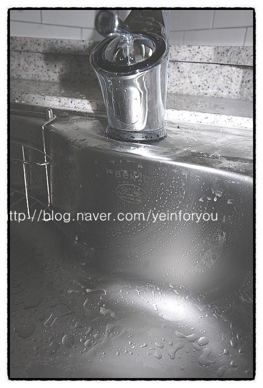 금속 수전이 설치된 싱크대 근접 촬영