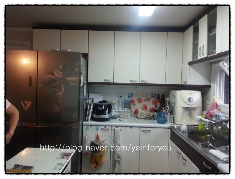 화이트와 화사한 타일로 정돈된 완성된 주방