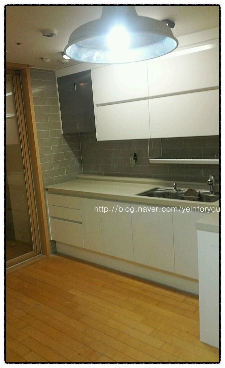 정돈된 자재와 세심한 마감이 느껴지는 주방 디테일