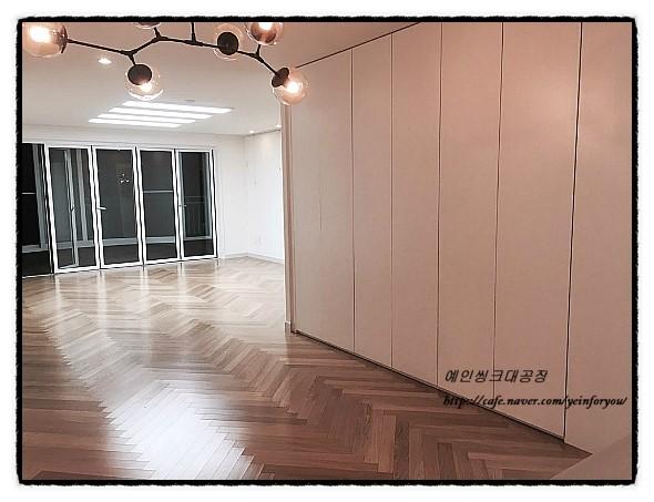 터치형 손잡이로 완성한 미니멀한 디자인