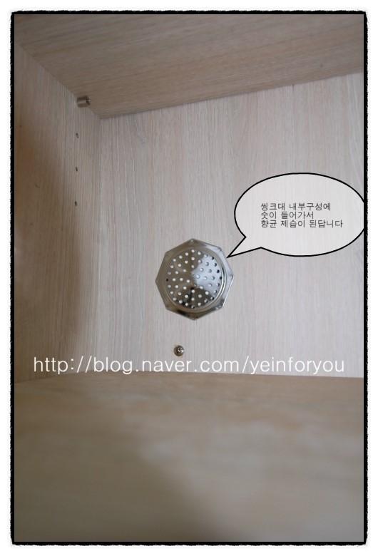 화이트 우드톤 벽면과 세련된 금속 수전의 만남