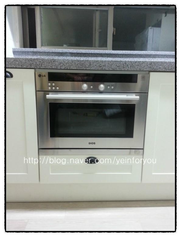 크림색 캐비닛과 LG DIOS 오븐이 어우러진 주방 디테일