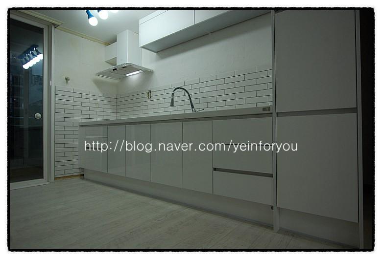 화이트 벽돌 타일과 회색 수납장의 조합
