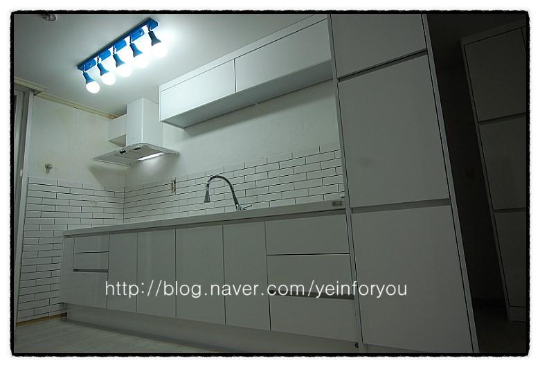 화이트 벽돌 타일로 포인트를 준 주방 벽면
