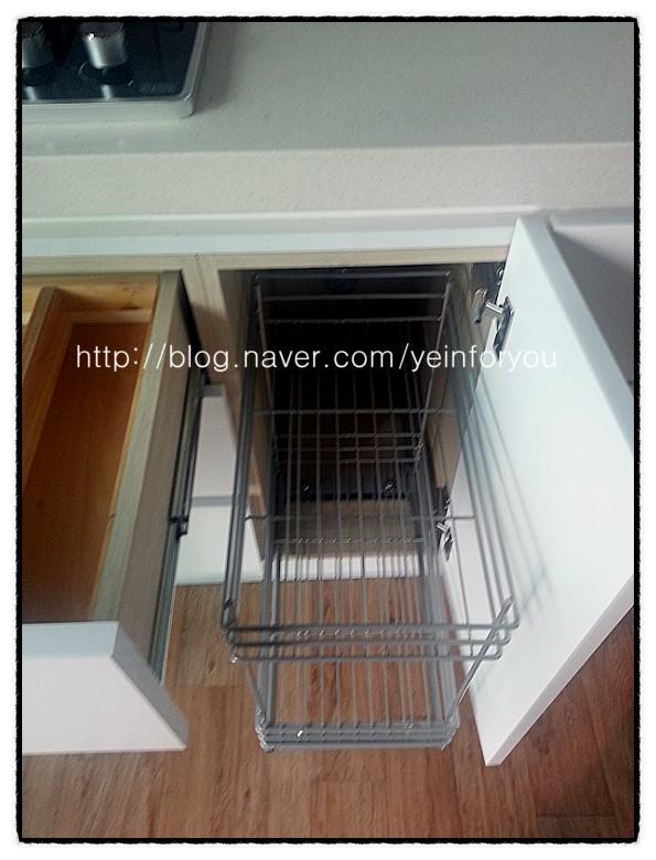 금속 그릴형 인출식 수납대가 설치되는 과정
