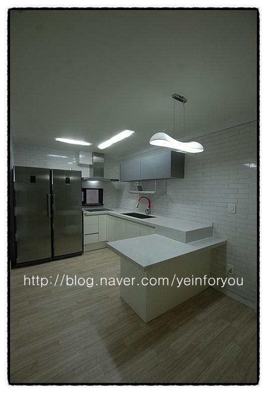 회색 타일 벽과 화이트 상판의 모던한 대비