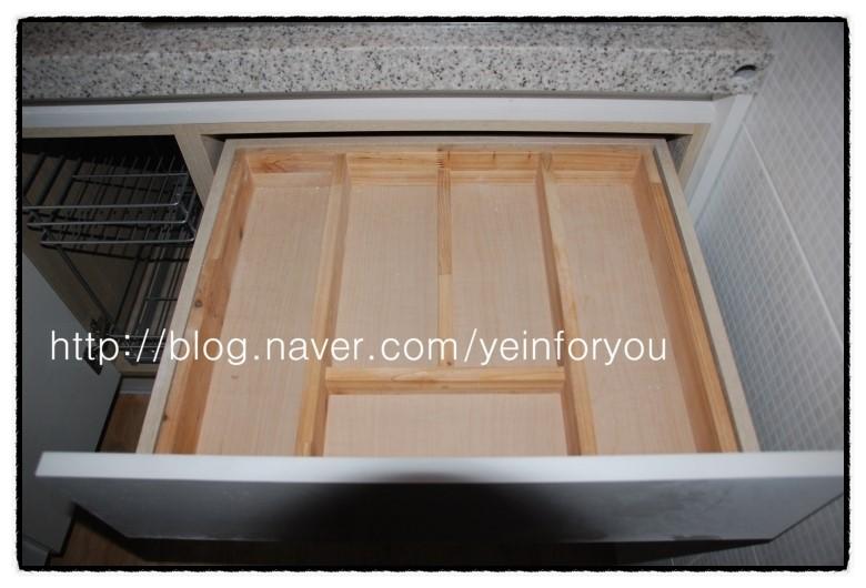 수납장 내부의 목재 구조물 디테일