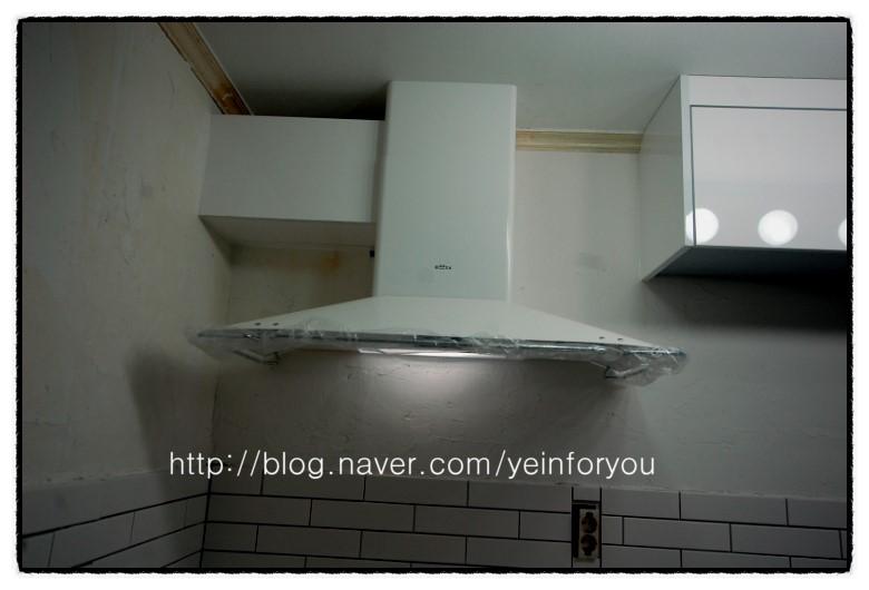 레인지후드와 수납장이 설치 중인 시공 과정
