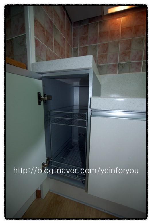 흰색 상판과 분홍색 타일 마감이 진행 중인 모습