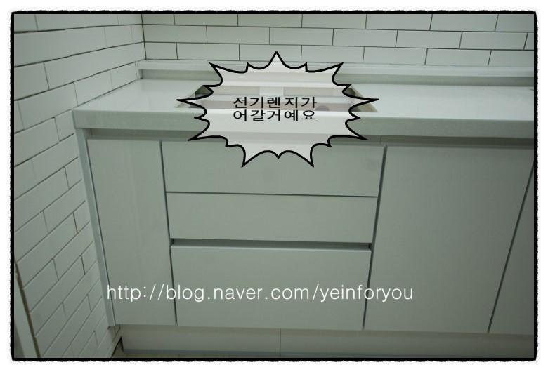 깔끔한 화이트 상판과 수납장의 완성 모습