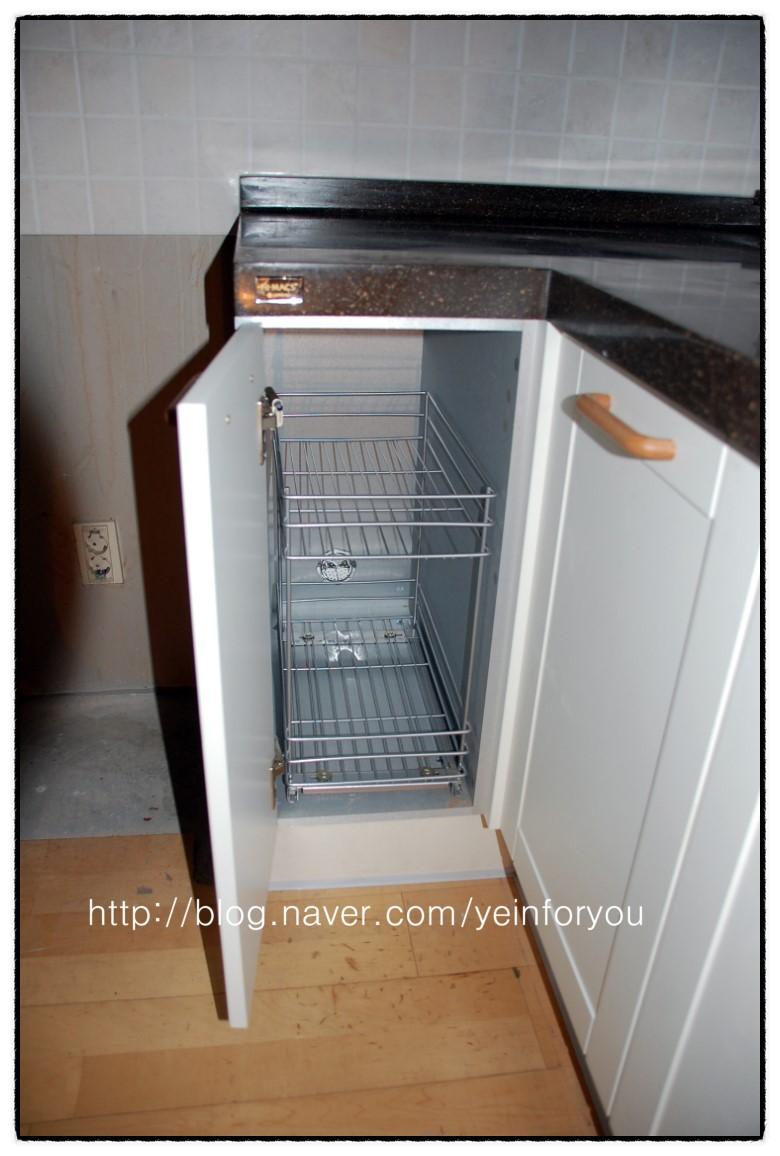 금속 선반이 설치된 수납장 내부와 상판 마감 상태