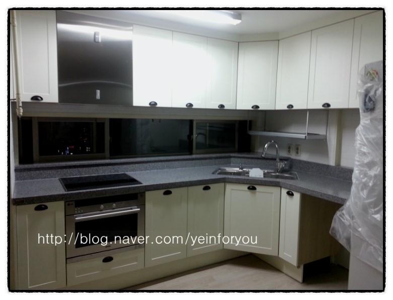 화이트와 그레이 톤으로 정돈된 완성된 주방 전경