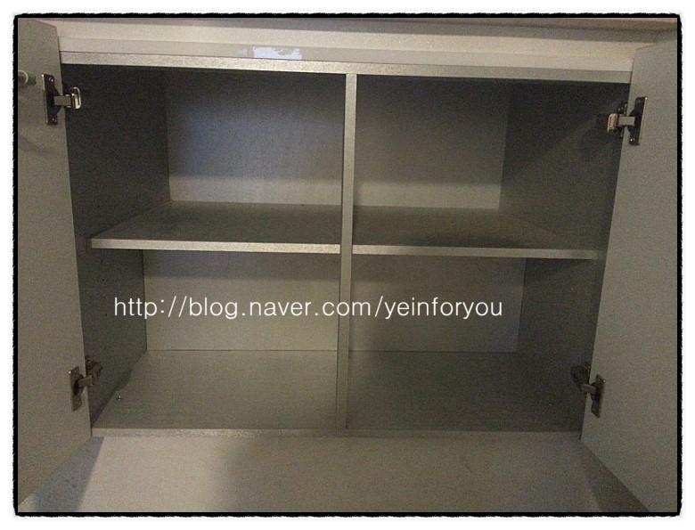 선반 구성이 보이는 회색 톤 수납장 내부