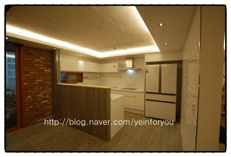 브라운 브릭과 화이트 상판의 따뜻한 만남