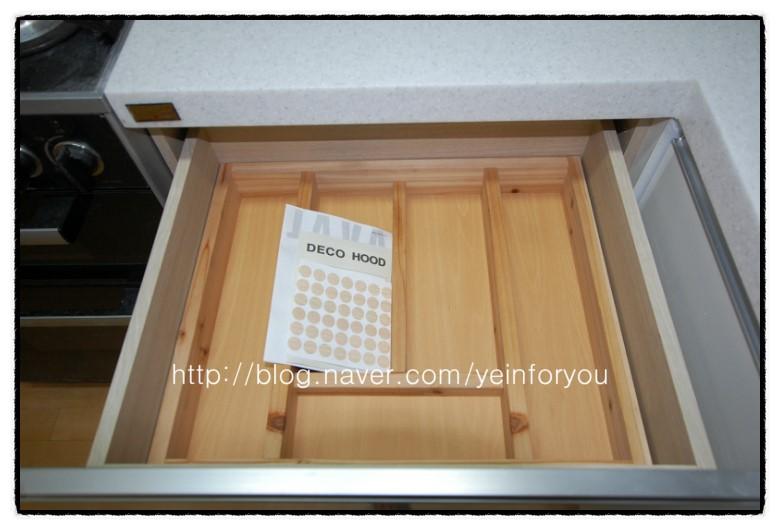 DECO HOOD 라벨이 보이는 목재 수납장 디테일
