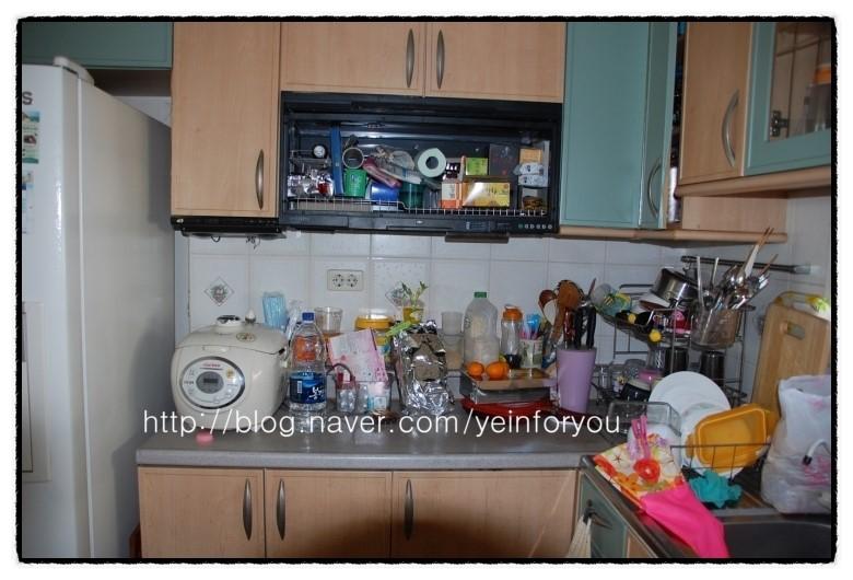수납장 손잡이와 부속품을 점검하는 작업 과정