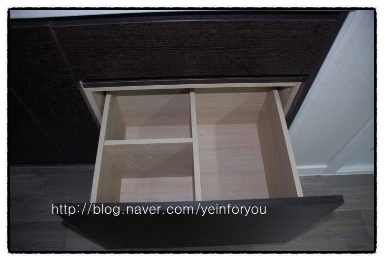 검은색 상판 아래 나무 재질 분할대 구조