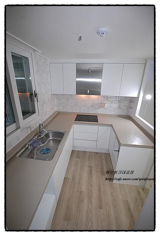 정갈하게 마감된 주방 상판과 타일 벽면