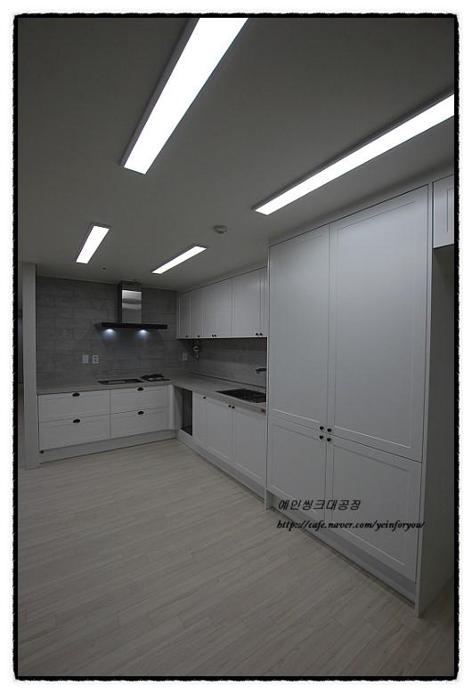 블랙 원형 손잡이가 주는 세련된 포인트